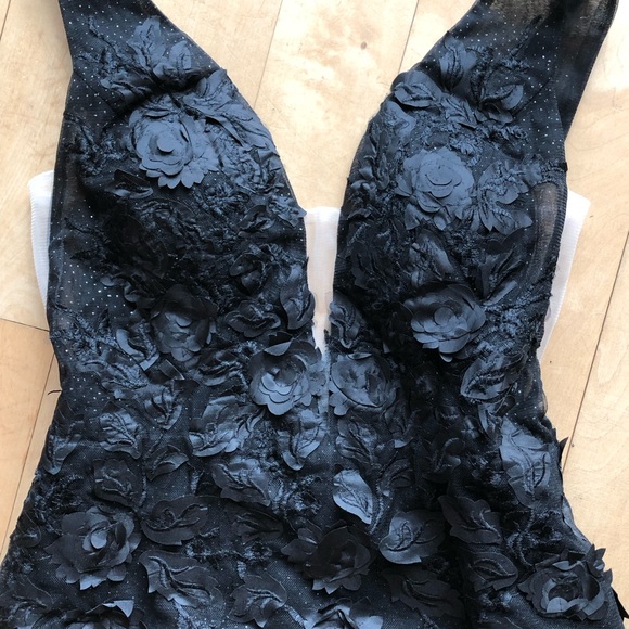 Elegant Black Floral Textured Dress size 4 - Picture 2 of 8